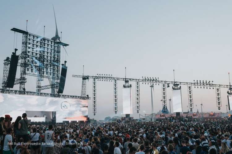 Dour 2018 - D3 - Ambiance coucher de soleil - EB - La scène Red Bull Elektropedia Balzaal SImon fascilla.JPG